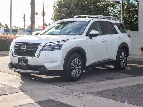 Used 2023 Nissan Pathfinder SL FWD image 3