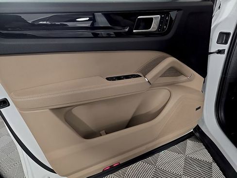 Used 2022 Porsche Cayenne Coupe image 12