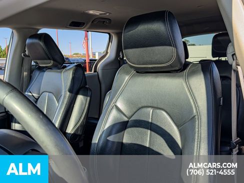 Used 2022 Chrysler Pacifica Touring-L FWD image 9