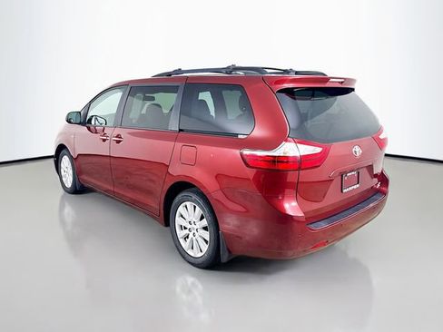 Used 2017 Toyota Sienna XLE image 7