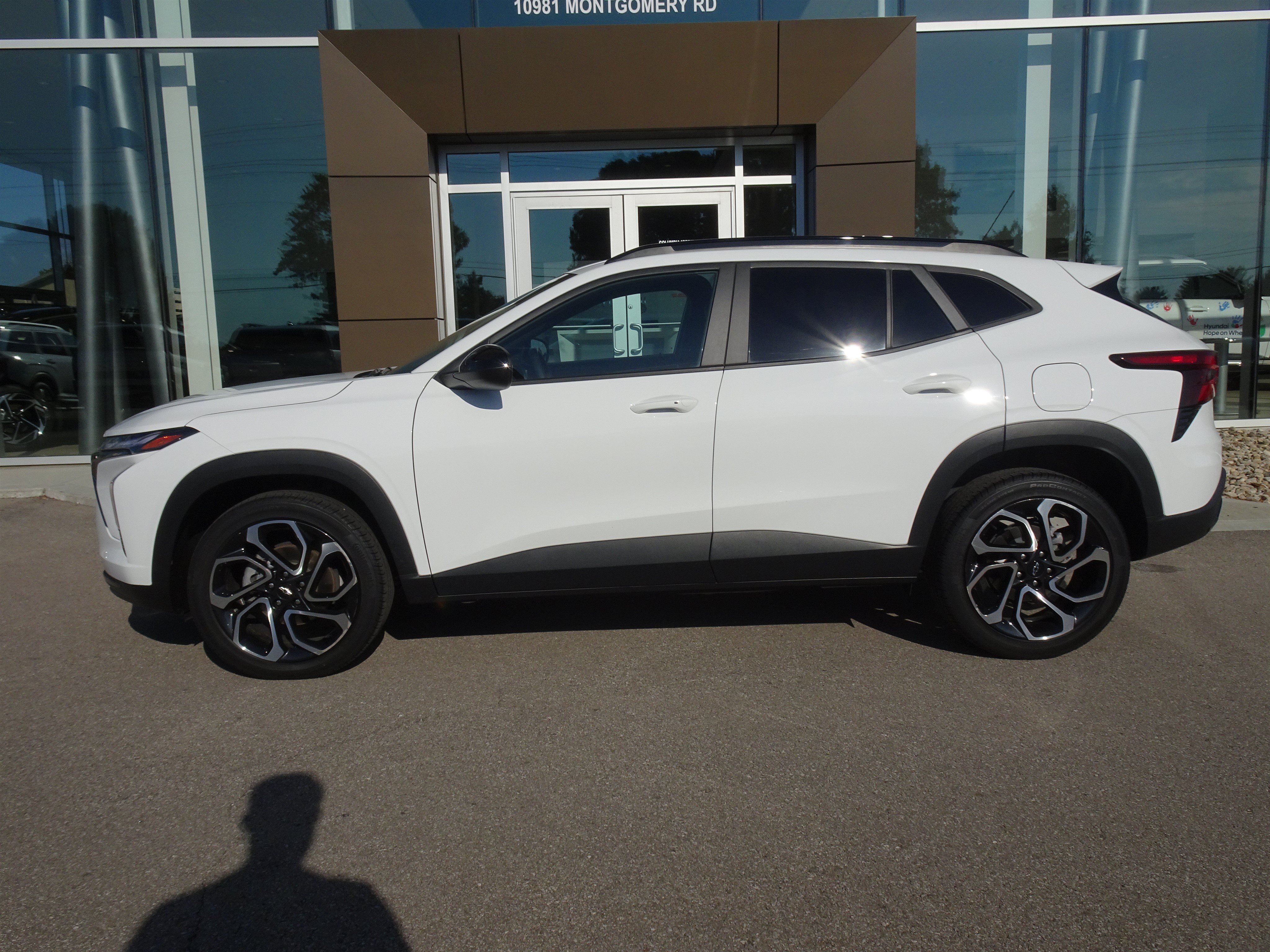 Used 2025 Chevrolet Trax RS w/ Driver Confidence Package FWD image 2