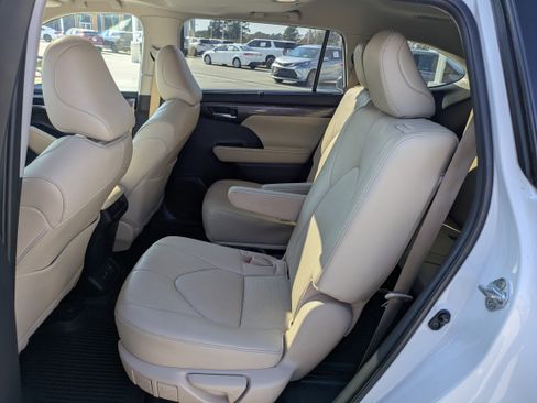 Used 2023 Toyota Highlander Limited image 14