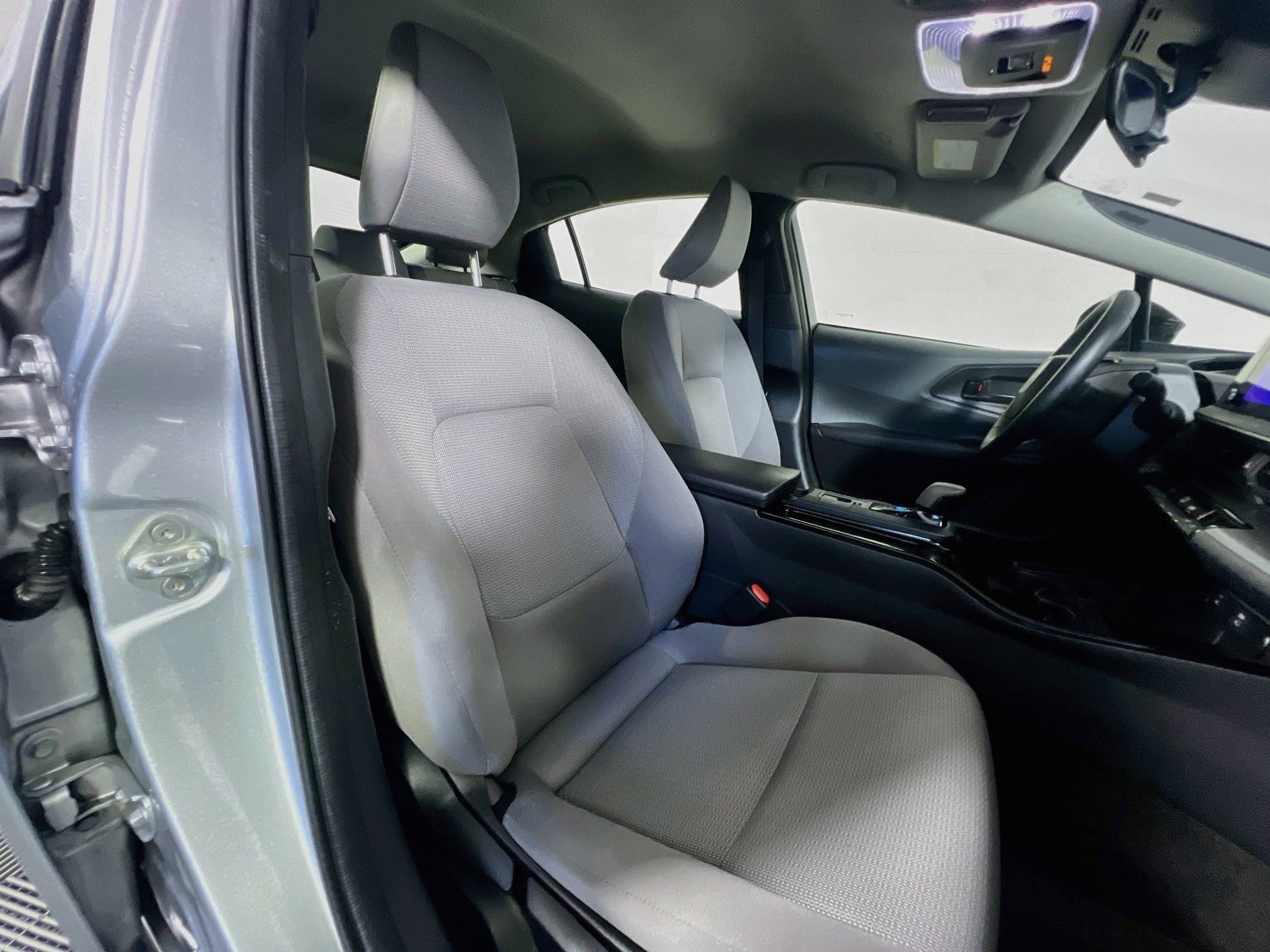 Used 2024 Toyota Prius LE FWD image 31