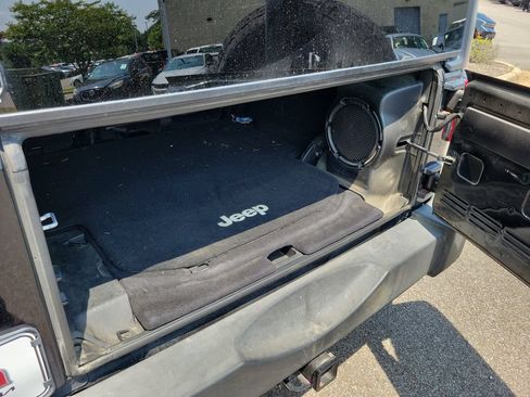 Used 2012 Jeep Wrangler Unlimited Rubicon w/ Connectivity Group AWD/4WD image 21