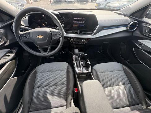 Used 2025 Chevrolet Trax LT image 32