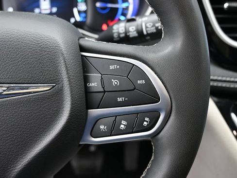 Used 2023 Chrysler Pacifica Touring-L FWD image 24