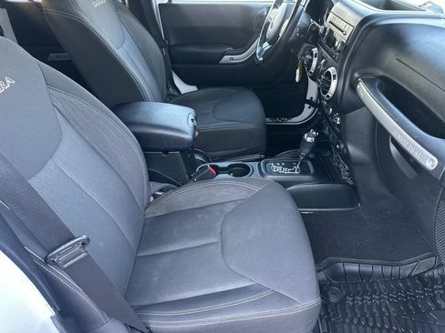 Used 2018 Jeep Wrangler Unlimited Sahara w/ Connectivity Group AWD/4WD image 13