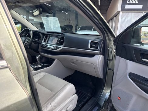 Used 2018 Toyota Highlander Limited AWD/4WD image 12