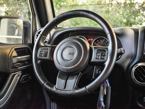 Used 2015 Jeep Wrangler Unlimited Sahara image 15