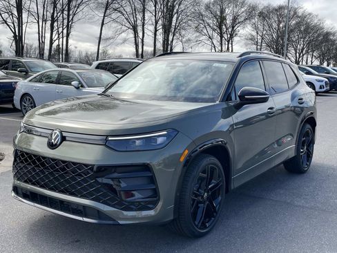 New 2026 Volkswagen Tiguan SE R-Line image 3