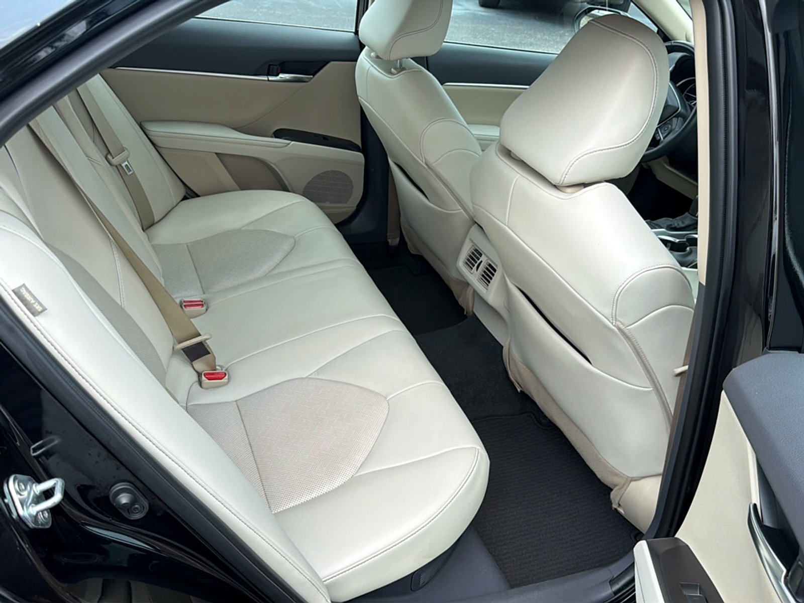 Used 2022 Toyota Camry XLE w/ Navigation Upgrade Package FWD image 8