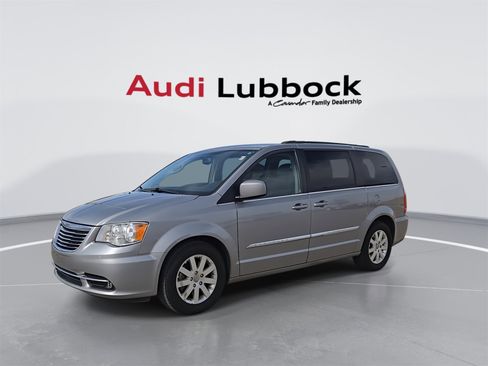 Used 2016 Chrysler Town & Country Touring image 4