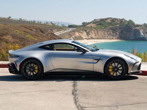 Used 2025 Aston Martin V8 Vantage Coupe RWD image 24
