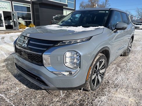 Used 2025 Mitsubishi Outlander SEL image 1