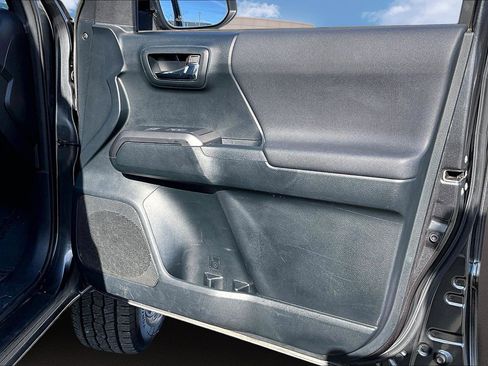 Used 2016 Toyota Tacoma TRD Sport image 24