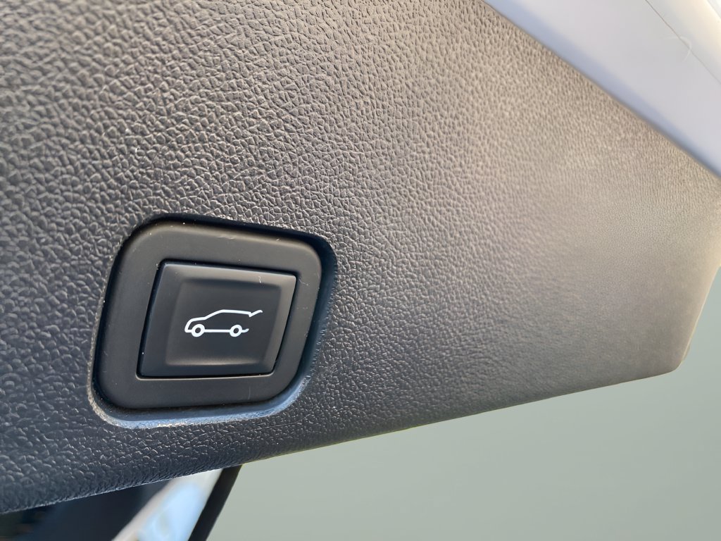 Used 2025 GMC Acadia Elevation FWD image 8