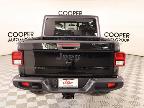 Used 2023 Jeep Gladiator Sport AWD/4WD image 21