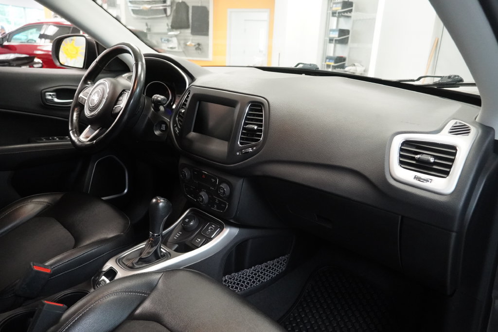 Used 2020 Jeep Compass Latitude w/ Cold Weather Group AWD/4WD image 25