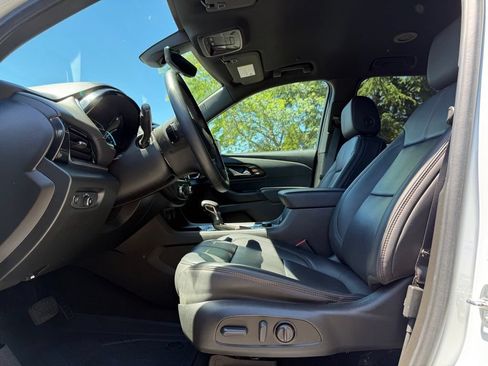 Used 2023 Chevrolet Traverse RS w/ LPO, Floor Liner Package FWD image 12