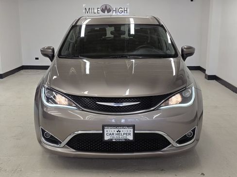 Used 2017 Chrysler Pacifica Touring Plus w/ Tire & Wheel Group FWD image 2