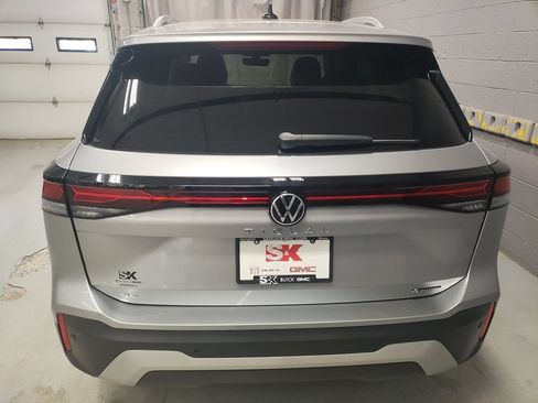 Used 2025 Volkswagen Tiguan SE AWD/4WD image 20