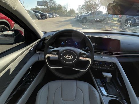 Used 2025 Hyundai Elantra Limited image 11