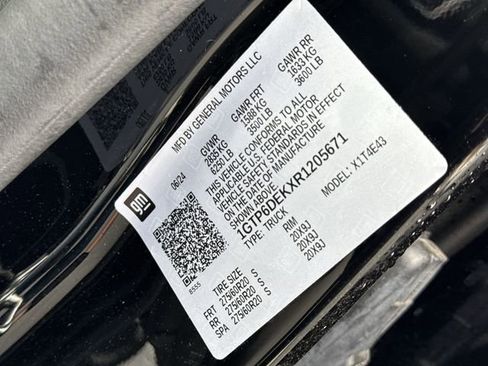 Used 2024 GMC Canyon AT4 w/ Canyon Safety Plus Package image 32