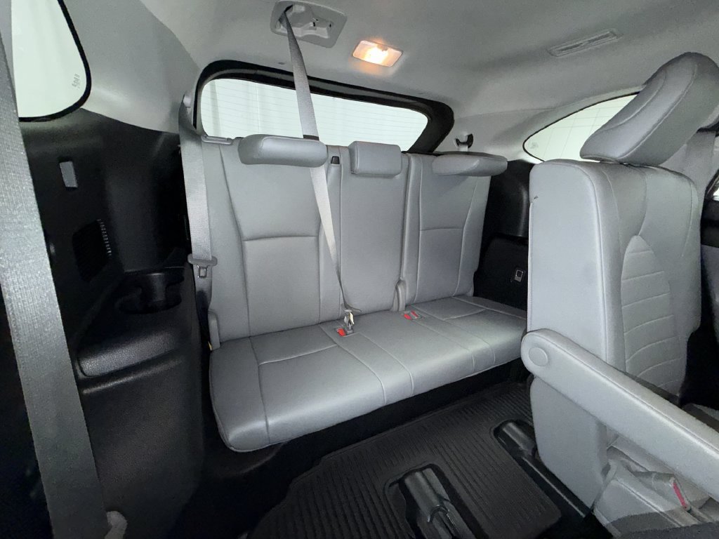 Used 2021 Toyota Highlander XLE AWD/4WD image 18