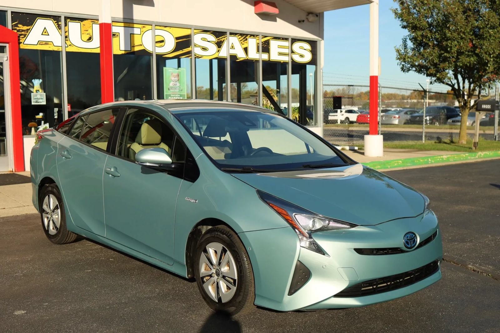 Used 2017 Toyota Prius Two w/ Prius Two Safety Plus Package FWD image 4