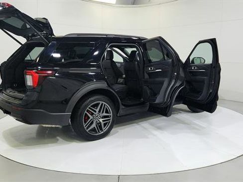 Used 2025 Ford Explorer ST-Line w/ ST-Line Street Pack image 32