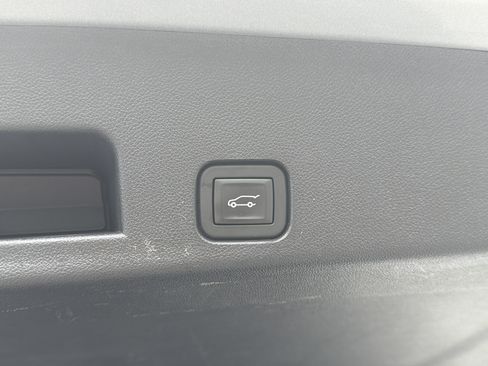 Used 2025 Chevrolet Traverse LT FWD image 23