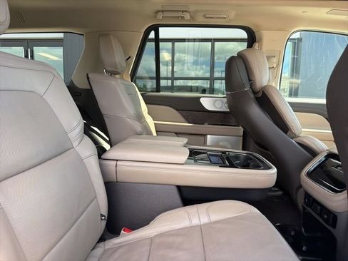Used 2022 Lincoln Navigator Reserve AWD/4WD image 15
