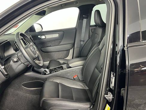 Used 2025 Volvo XC40 B5 Plus image 22