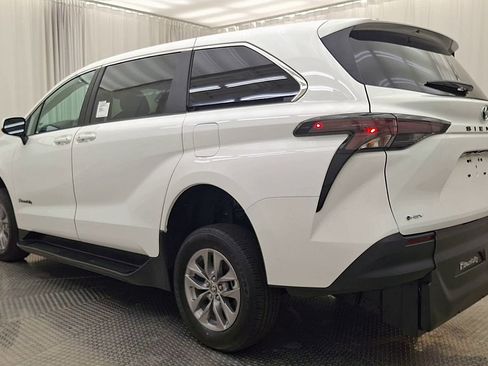 Used 2026 Toyota Sienna LE FWD image 12