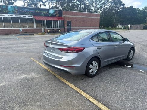 Used 2017 Hyundai Elantra SE FWD image 3