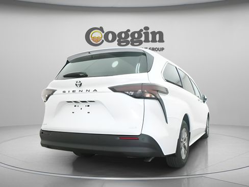 New 2026 Toyota Sienna XLE image 16