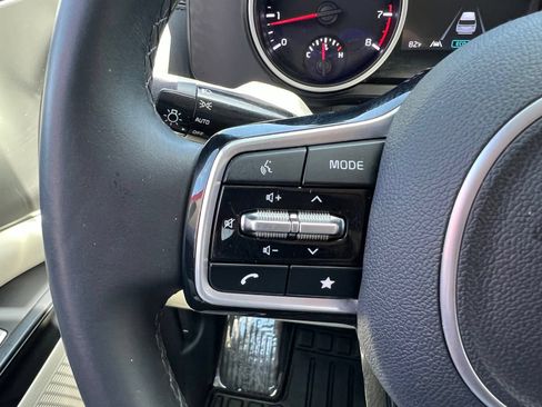 Used 2024 Kia Carnival LX FWD image 32