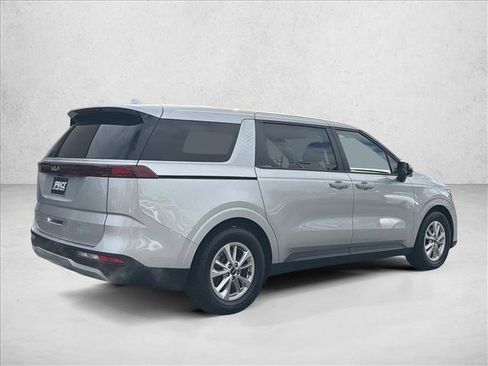 Used 2022 Kia Carnival LX image 5