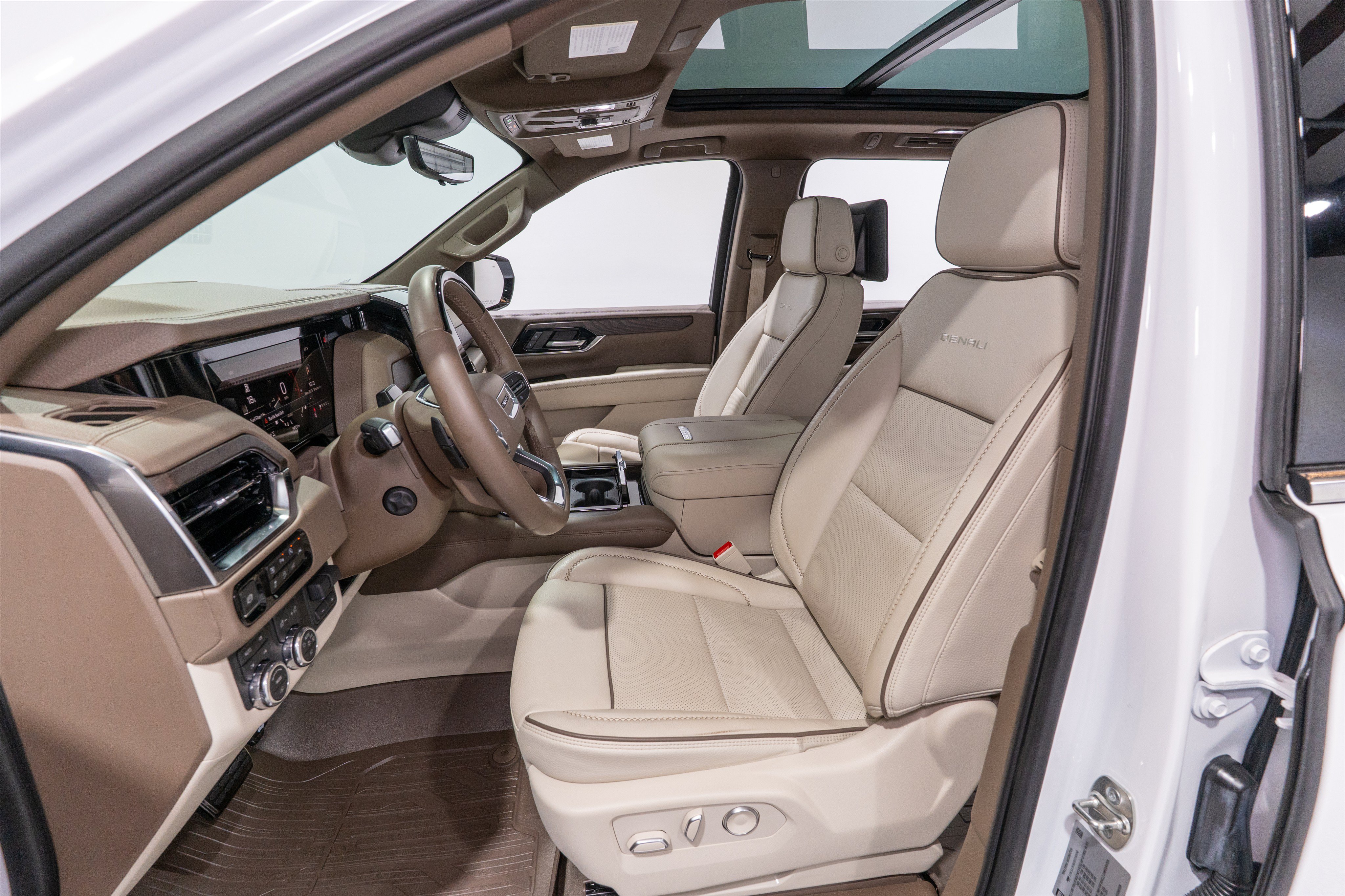 Used 2025 GMC Yukon XL Denali w/ Denali Reserve Package AWD/4WD image 17