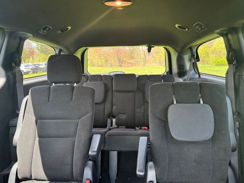 Used 2019 Dodge Grand Caravan SE FWD image 18