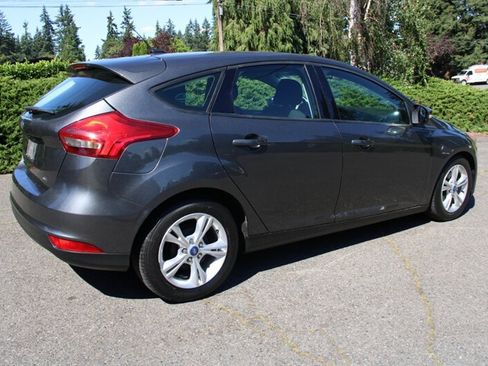 Used 2018 Ford Focus SE w/ Cold Weather Package FWD image 3