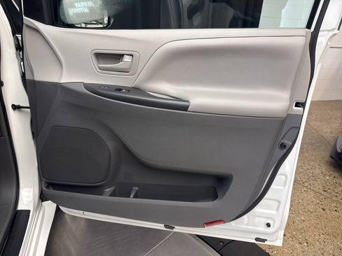 Used 2017 Toyota Sienna L FWD image 23