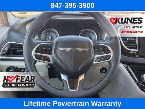Used 2024 Chrysler Pacifica Touring-L image 43