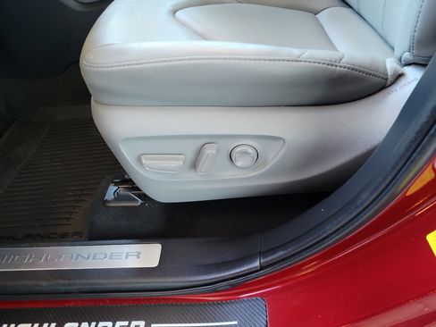 Used 2023 Toyota Highlander Limited image 14