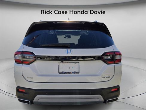 Used 2024 Honda Pilot Touring image 6