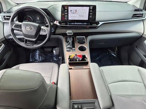 Certified 2023 Toyota Sienna XLE FWD image 18