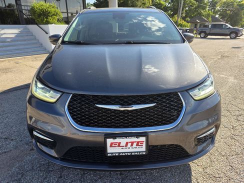 Used 2021 Chrysler Pacifica Touring-L FWD image 2