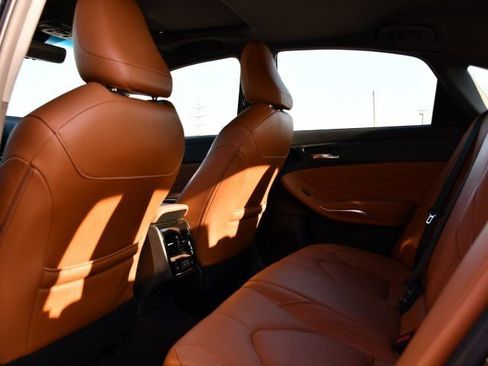 Used 2019 Toyota Avalon Limited image 18