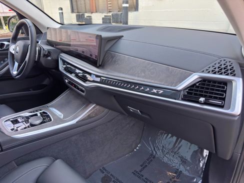 Used 2024 BMW X7 xDrive40i AWD/4WD image 15