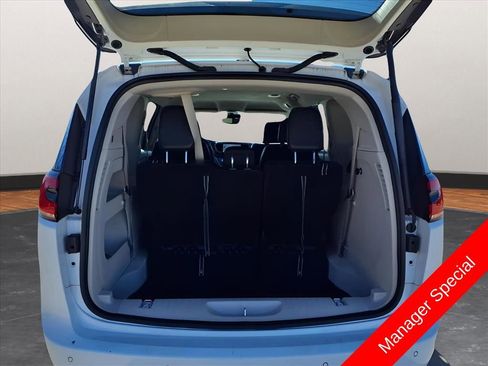 Used 2024 Chrysler Pacifica Touring-L FWD image 15